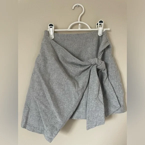 Wilfred light grey wool cashmere blend Wrap-Front Skirt from Aritzia Sz:0 NWOT - Picture 3 of 6